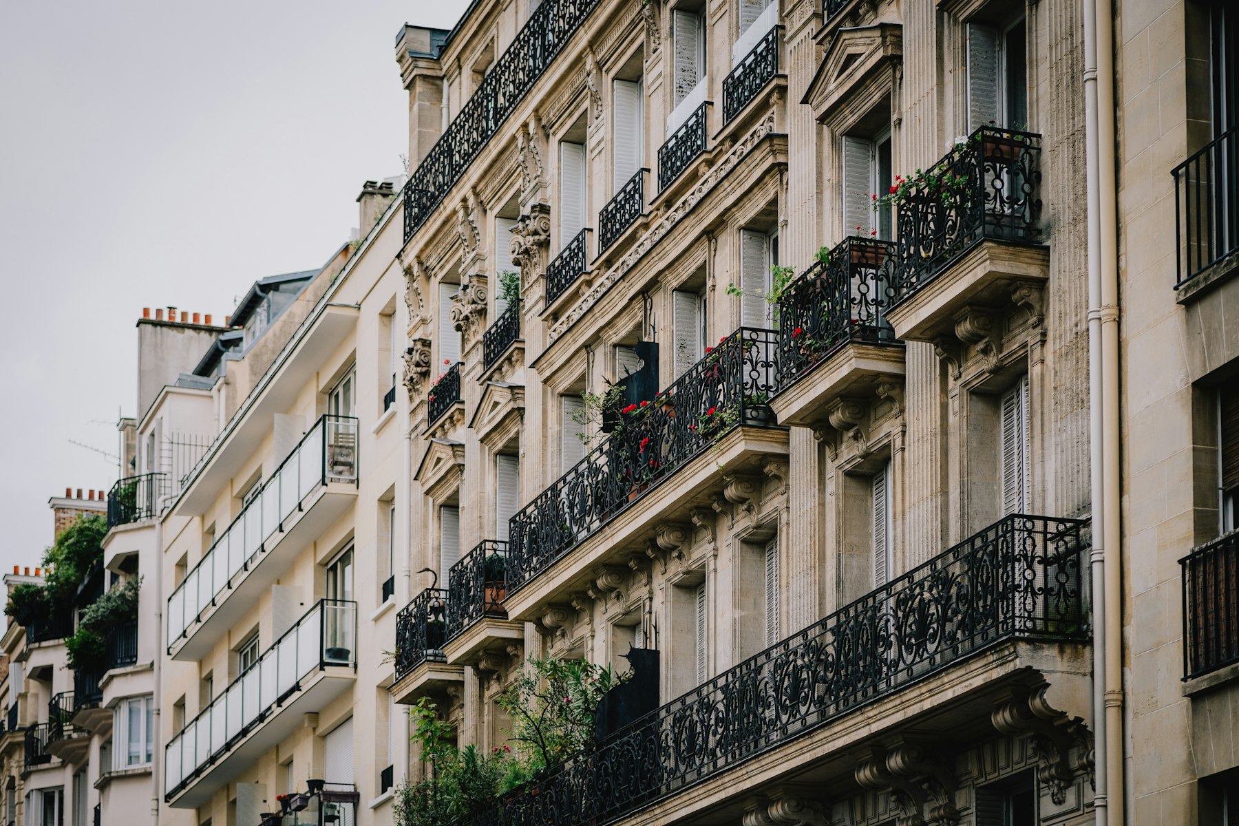 Façades en pierre de taille et balcons en fer forgé, Paris. Photo d'illustration.