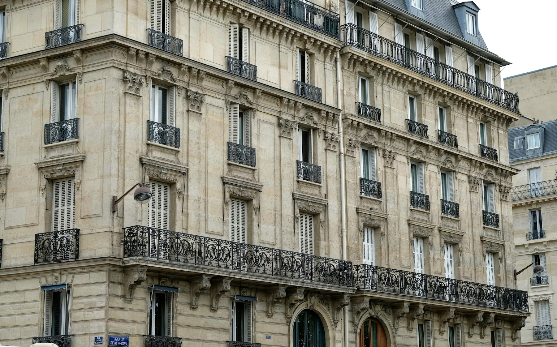 Façade haussmannienne en pierre de taille et balcons en fer forgé, Paris. Photo d'illustration.
